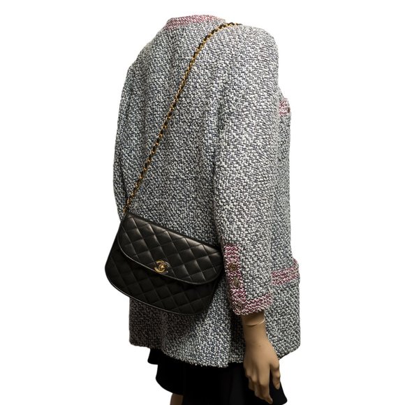 Chanel Classic flap shoulder bag in black quilted leather - Picture 11 of 12